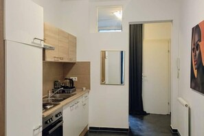 Een koelkast, een oven, een kookplaat, een koffiezetapparaat/waterkoker