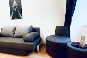 Living area - Comfortable Room by Währinger Park, Shared Apt (Vienna)