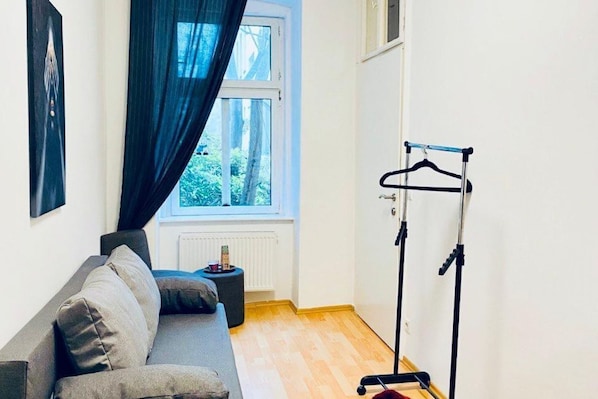 Living area - Comfortable Room by Währinger Park, Shared Apt (Vienna)