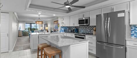 Kühlschrank, Mikrowelle, Herdplatte, Geschirrspüler