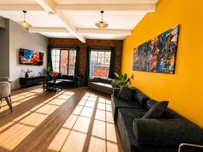 TV - Central Apt Sleeps 8 | Bars, Restaurants & Parking (Liverpool)