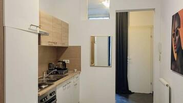 Kühlschrank, Ofen, Herdplatte, Wasserkocher mit Kaffee-/Teezubehör