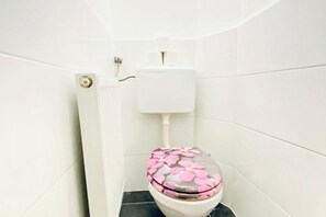 シャワー、ヘアドライヤー、タオル、石鹸