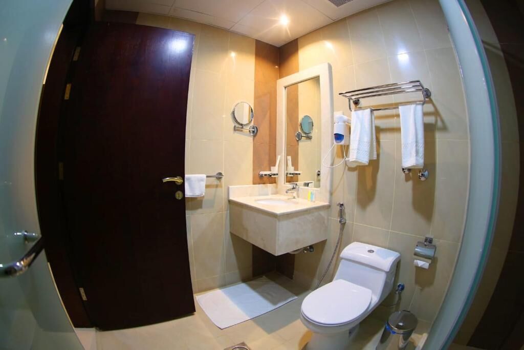 Suite júnior, vistes a la ciutat | Bany | Sabatilles 