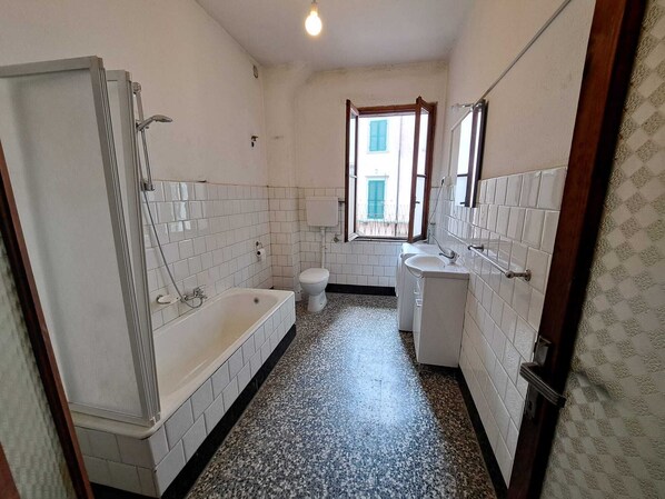 Sèche-cheveux, papier toilette