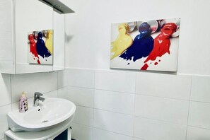 Douche, séchoir à cheveux, serviettes fournies, savon