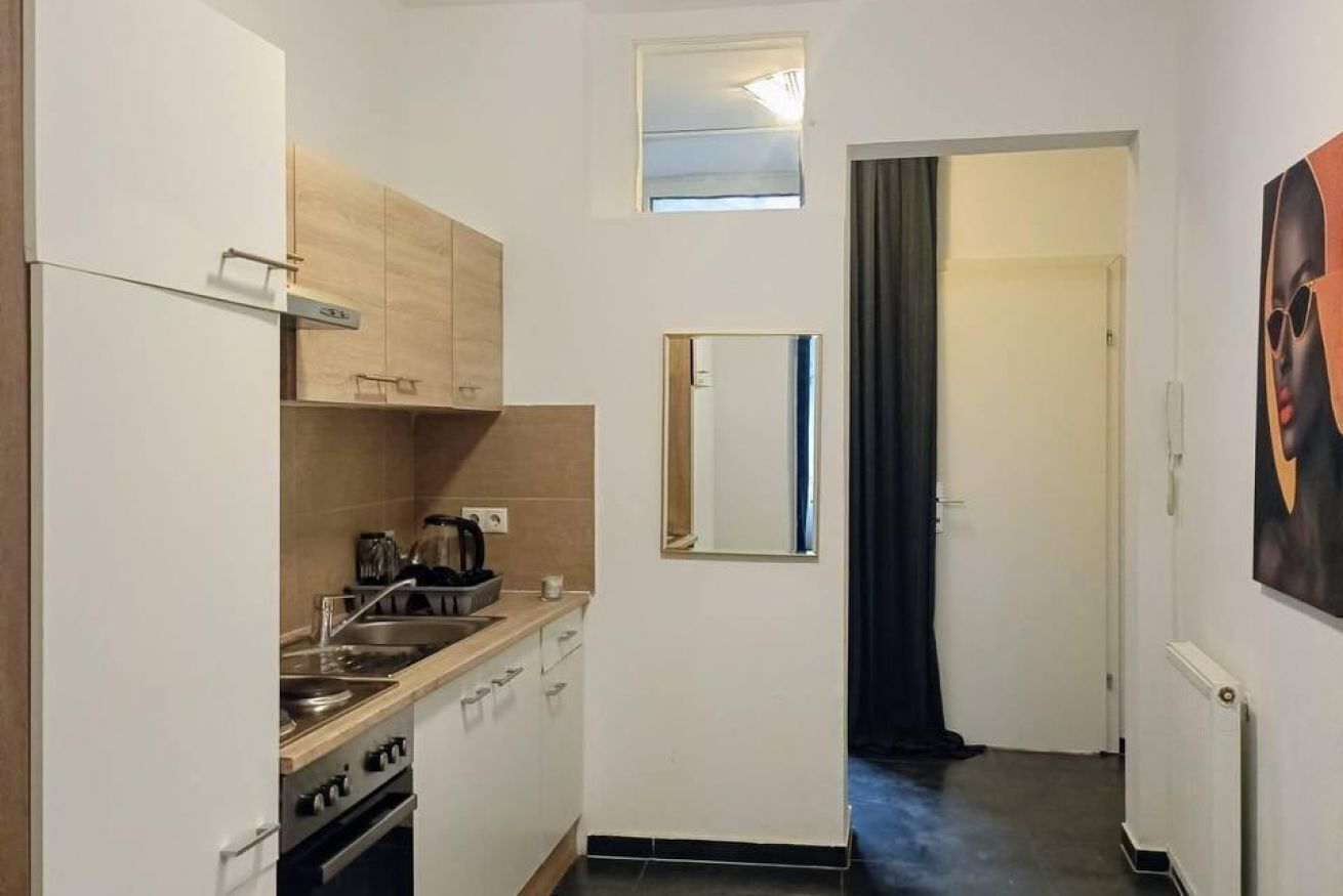 Kühlschrank, Ofen, Herdplatte, Wasserkocher mit Kaffee-/Teezubehör