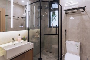 Chambre Double, balcon, vue ville | Salle de bain | Chaussons