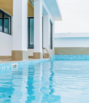 Una piscina cubierta