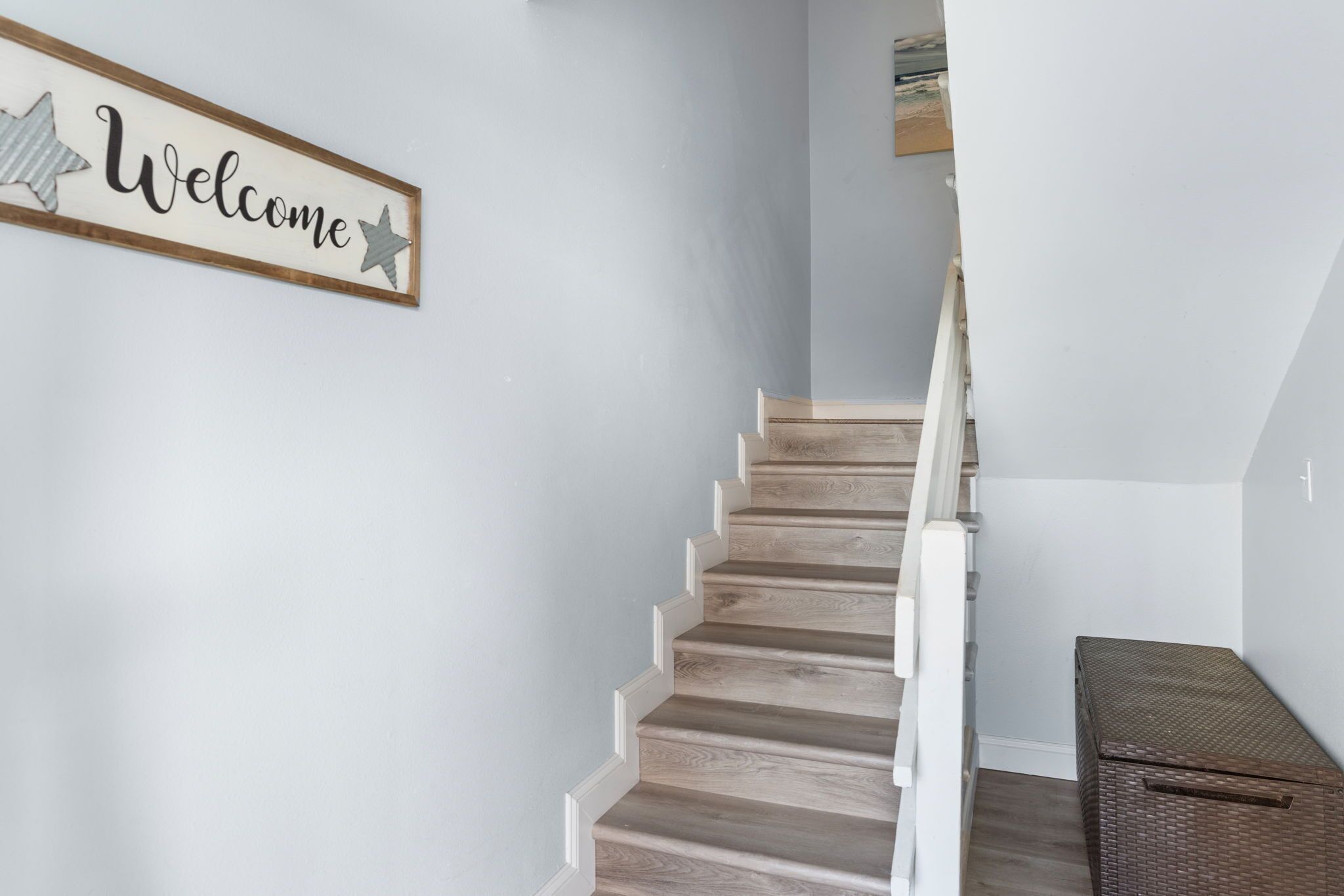 Un escalier agrémenté d’une pancarte « Bienvenue » et de décorations en forme d’étoiles.