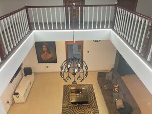 Smart TV, reproductor de DVD, biblioteca musical y videoteca 