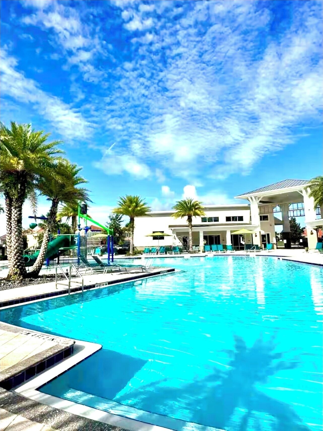 Utomhuspool och uppvärmd pool