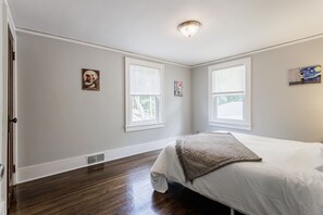 3 bedrooms, iron/ironing board, WiFi, bed sheets