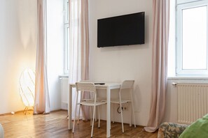 Dining - Cozy Room in shared Apartment with Great Location (Wien)