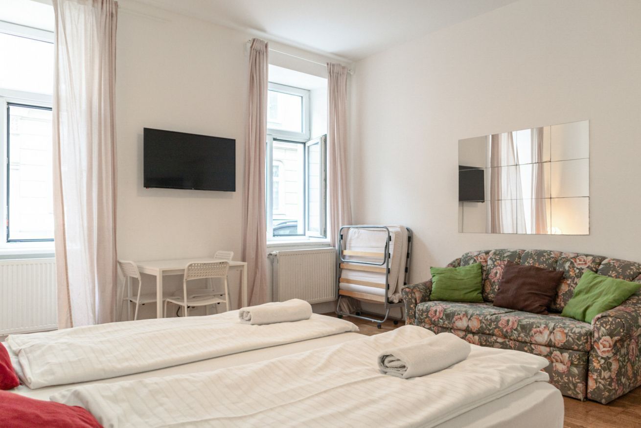 1 dormitorio, tabla de planchar con plancha, wifi y ropa de cama