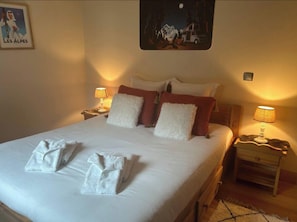 2 bedrooms, iron/ironing board, travel cot, WiFi