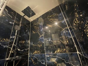 Een douche, handdoeken, zeep, toiletpapier