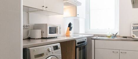 Frigorífico, microondas, horno y placa de cocina