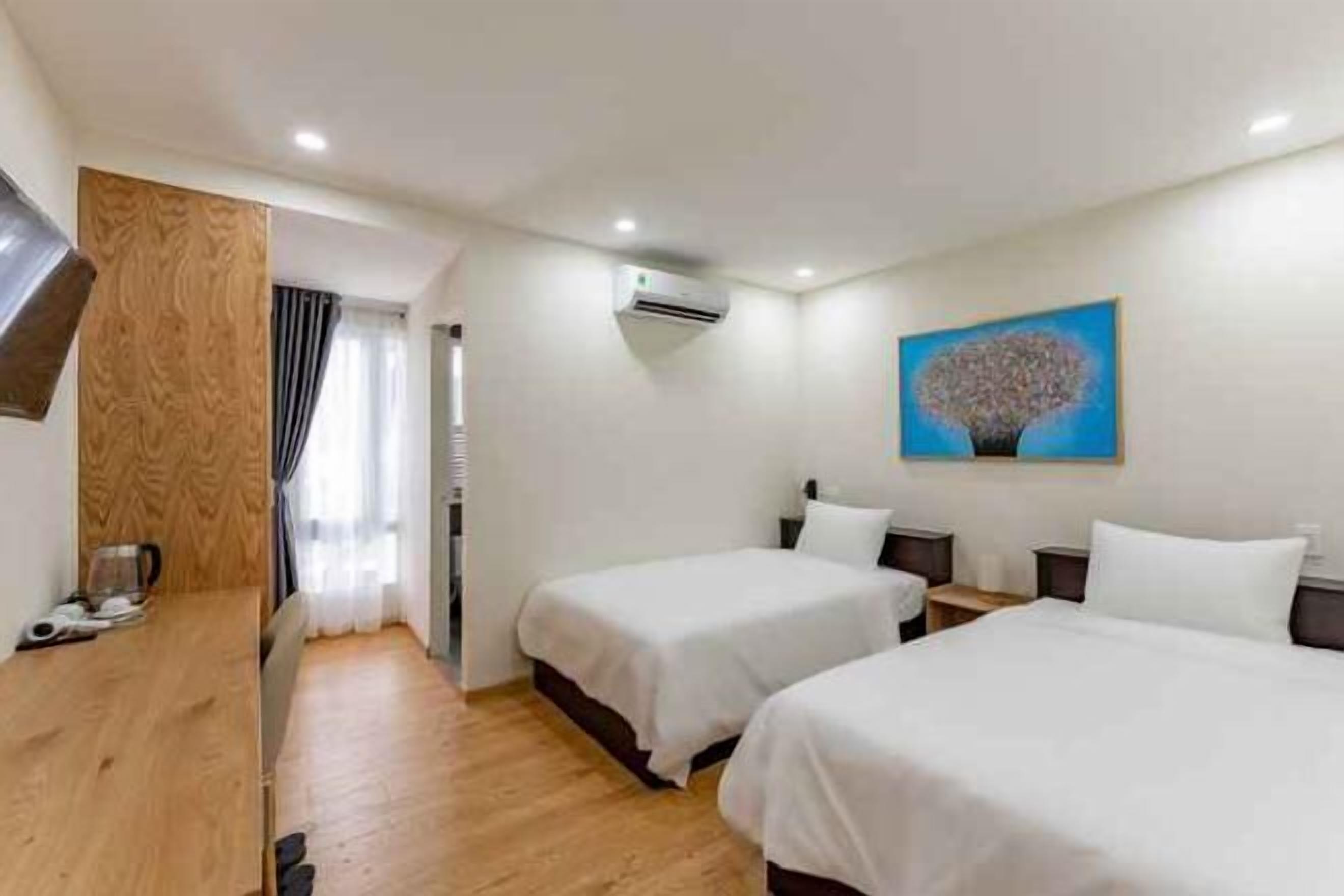 Escritorio, tabla de planchar con plancha, wifi gratis