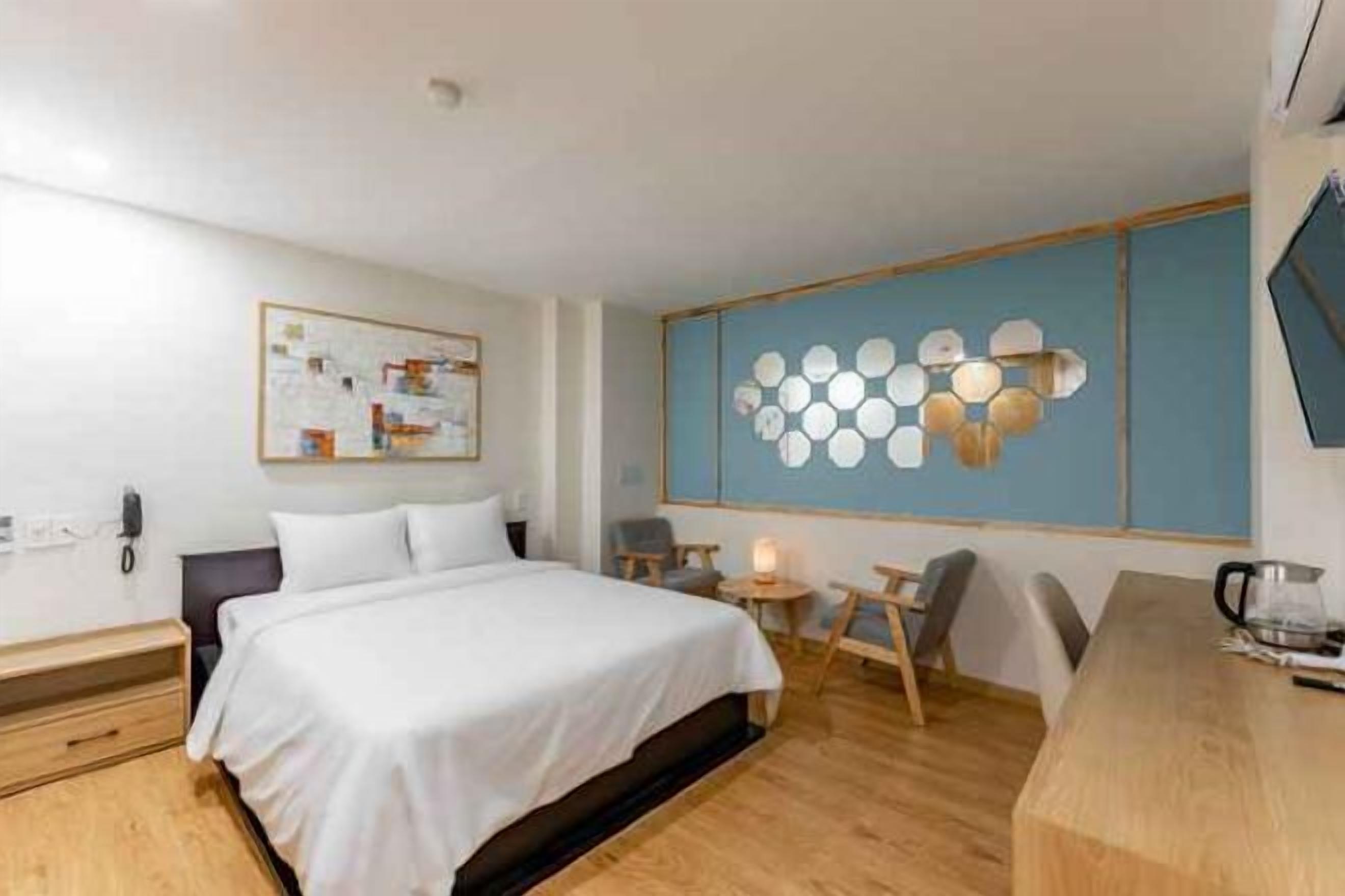 Skrivebord, strykejern/-brett og wi-fi (inkludert)