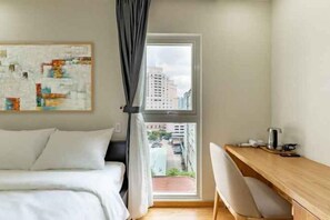 Escritorio, tabla de planchar con plancha, wifi gratis