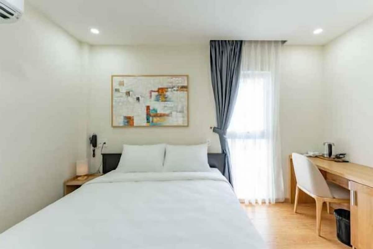 Skrivebord, strykejern/-brett og wi-fi (inkludert)