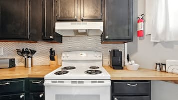 Refrigerador, microondas, horno y cafetera y tetera