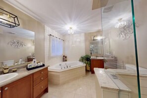 ヘアドライヤー、タオル、石鹸、トイレットペーパー