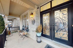 Exterior detail - Large & Comfy Family Home in Oakville (Oakville)