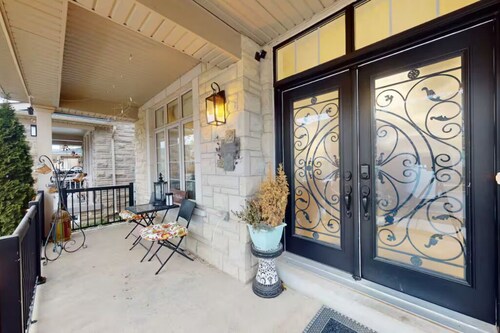 Large & Comfy Family Home in Oakville