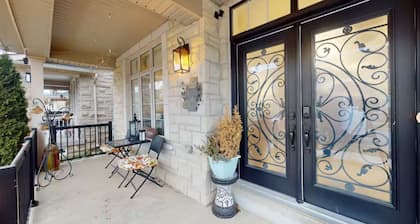 Large & Comfy Family Home in Oakville