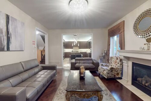 Large & Comfy Family Home in Oakville