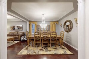 Interior - Large & Comfy Family Home in Oakville (Oakville)