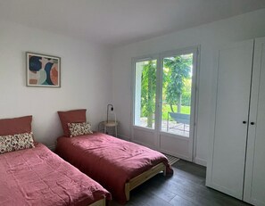 2 bedrooms, iron/ironing board, travel cot, free WiFi - Comfortable gîte, spacious garden with swimming pool, close to the Erdre river. (Sucé-sur-Erdre)