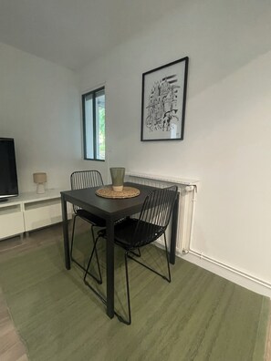 Dining - Comfortable gîte, spacious garden with swimming pool, close to the Erdre river. (Sucé-sur-Erdre)