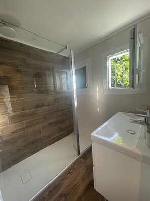 Hair dryer, towels, soap, toilet paper - Comfortable gîte, spacious garden with swimming pool, close to the Erdre river. (Sucé-sur-Erdre)