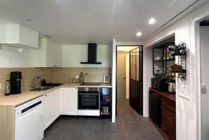 Een koelkast, een microgolfoven, een oven, een kookplaat