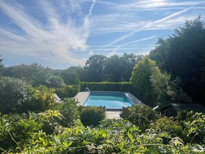 Outdoor pool - Comfortable gîte, spacious garden with swimming pool, close to the Erdre river. (Sucé-sur-Erdre)