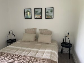 2 bedrooms, iron/ironing board, travel cot, free WiFi - Comfortable gîte, spacious garden with swimming pool, close to the Erdre river. (Sucé-sur-Erdre)