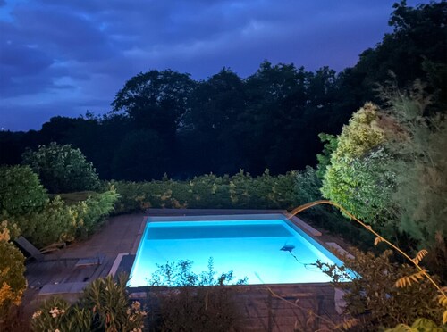 Comfortable gîte, spacious garden with swimming pool, close to the Erdre river.