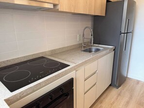 Jääkaappi, mikroaaltouuni, uuni, liesi