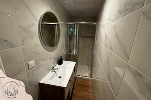 Suihku, hiustenkuivaaja