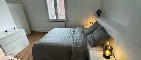 4 makuuhuonetta, silitysrauta/-lauta, vauvan matkasänky, Wi-Fi