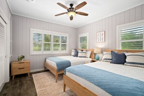 5 Schlafzimmer, Schreibtisch, Bügeleisen/Bügelbrett, Reisekinderbett
