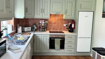 Micro-ondes, four, plaque de cuisson, lave-vaisselle