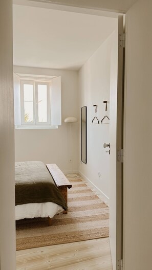 2 bedrooms, iron/ironing board, Internet, bed sheets