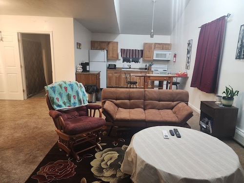 Simple, pet-friendly 2-bedroom apartment close to downtown and Umaine