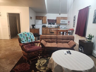 Simple, pet-friendly 2-bedroom apartment close to downtown and Umaine