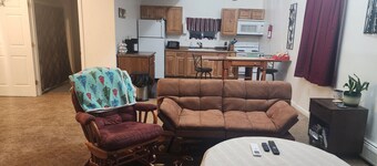 Simple, pet-friendly 2-bedroom apartment close to downtown and Umaine