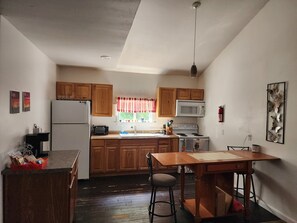 Frigorifero, microonde, forno, piano cottura